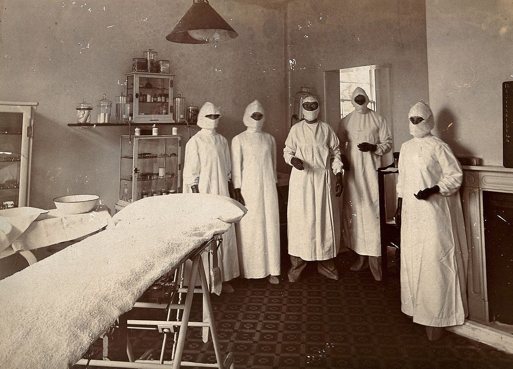 Wotton Lodge, Gloucester: operating theatre and staff. Photograph, ca. 1909.
