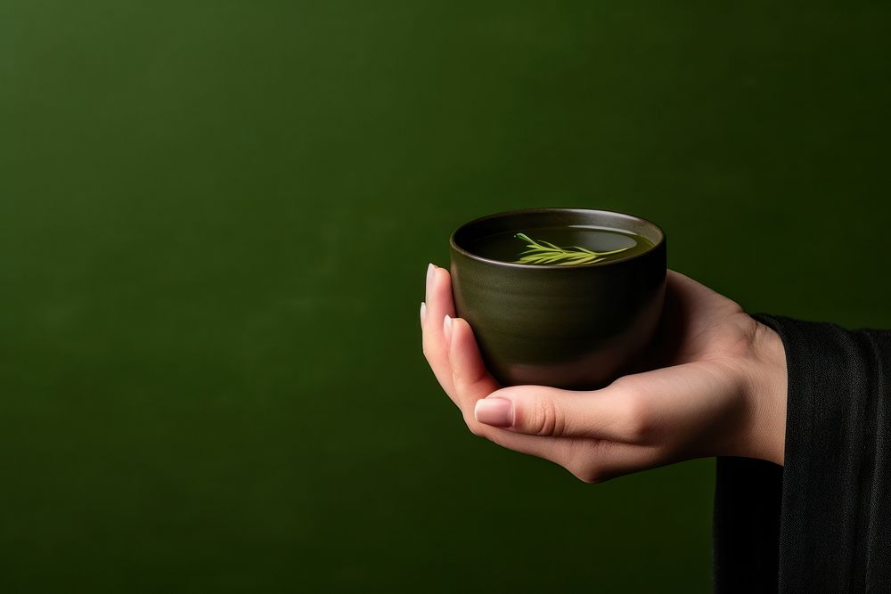 Green tea holding black photo.