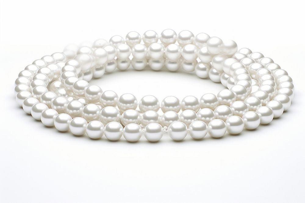 Classic White String of Pearls pearl necklace bracelet.