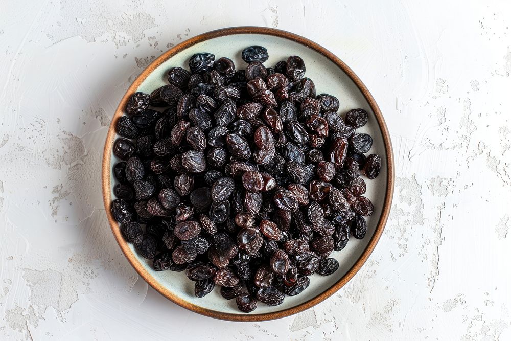 Photo of raisin plate raisins blackberry.