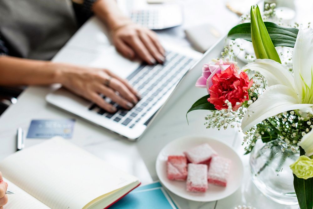 Hand+typed Woman Images | Free Photos, PNG Stickers, Wallpapers ...