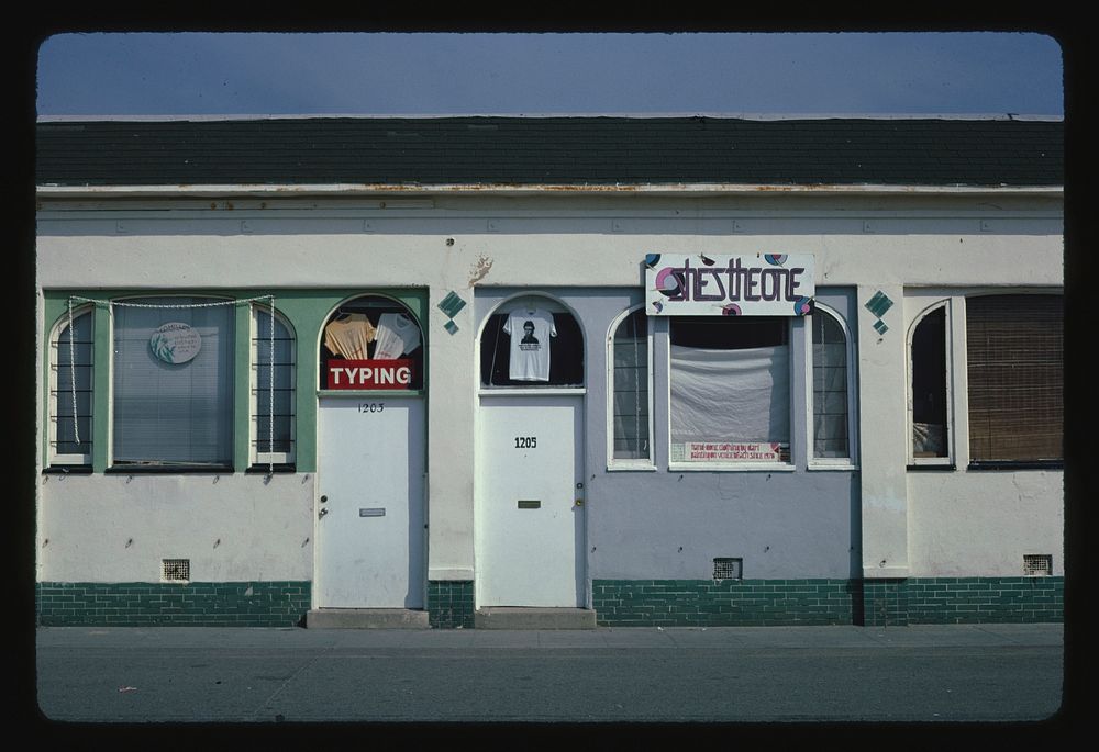 Shops, Venice, California (1985) photography in high resolution by John Margolies. Original from the Library of Congress. 