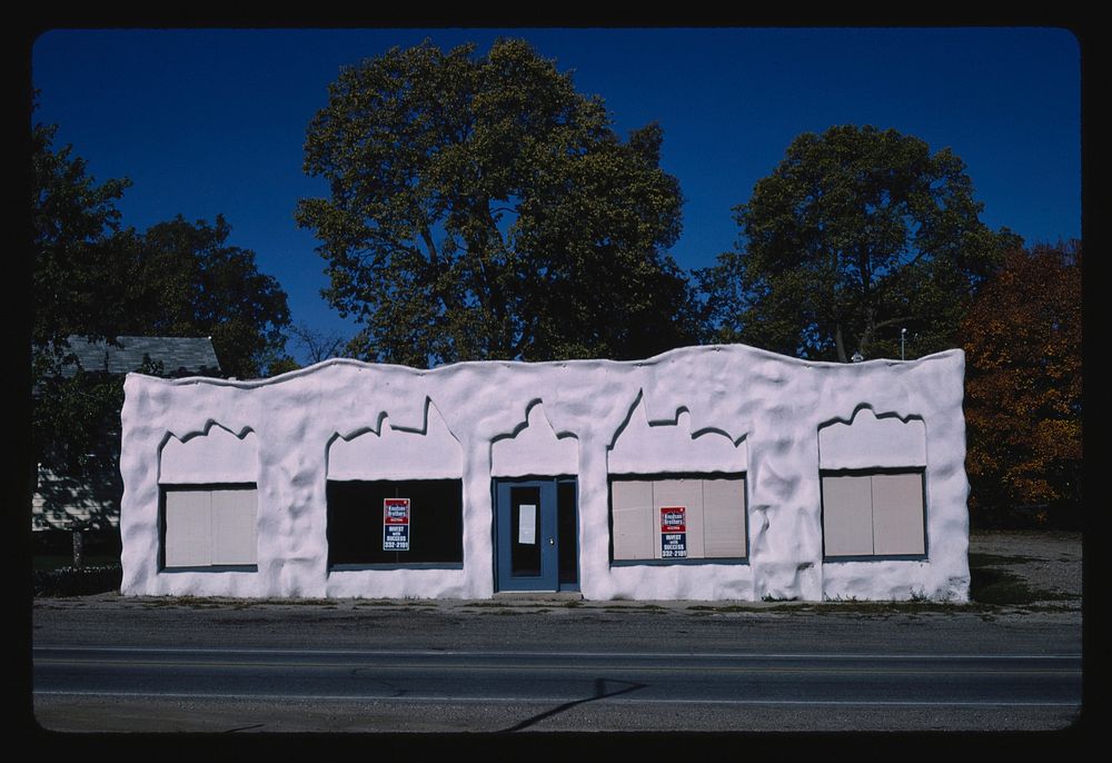 Former Museum, Okoboji, Iowa (1988) photography in high resolution by John Margolies. Original from the Library of Congress. 