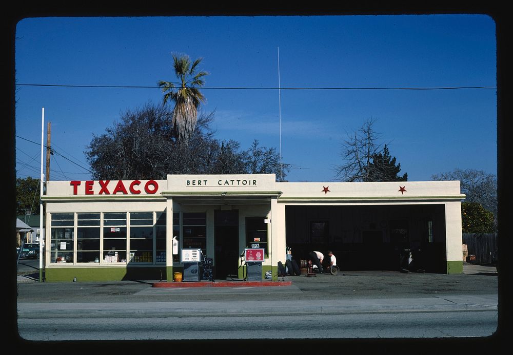 Cattoir Texaco, Arroyo Grande, California (1977) photography in high resolution by John Margolies. Original from the Library…