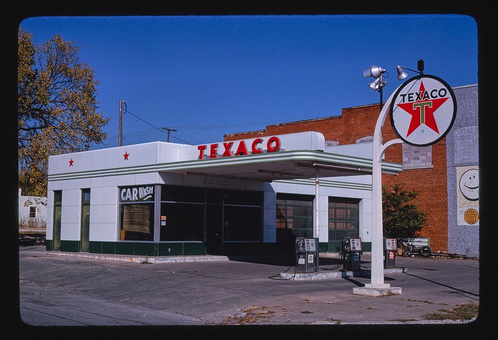 Texaco, Sapulpa, Oklahoma (1979) photography in high resolution by John Margolies. Original from the Library of Congress. 