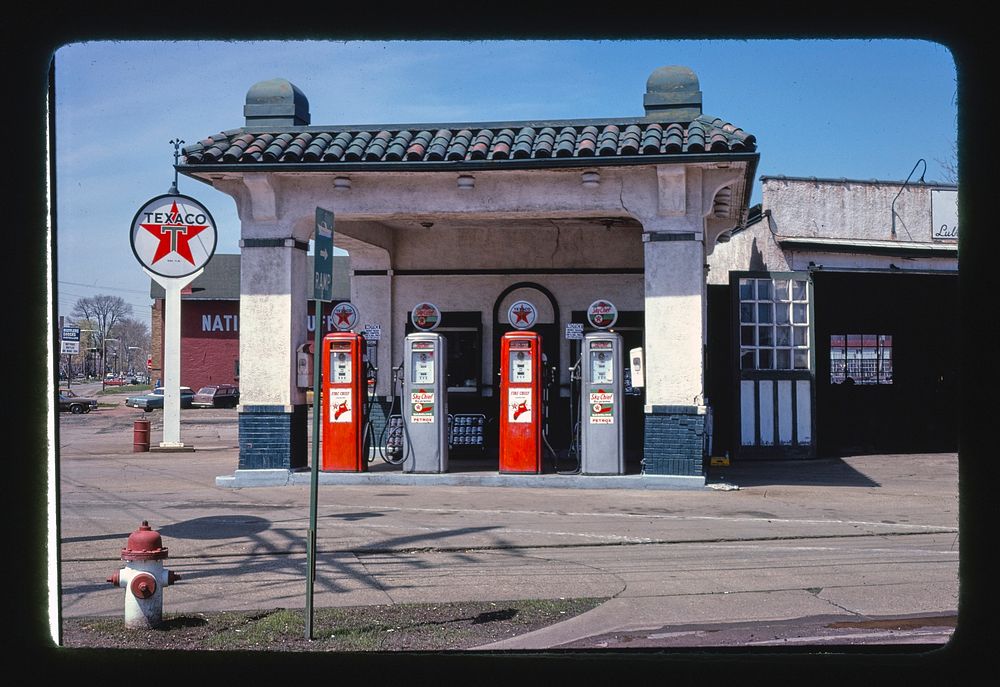Red Star filling station, Marietta, Ohio (1978) photography in high resolution by John Margolies. Original from the Library…
