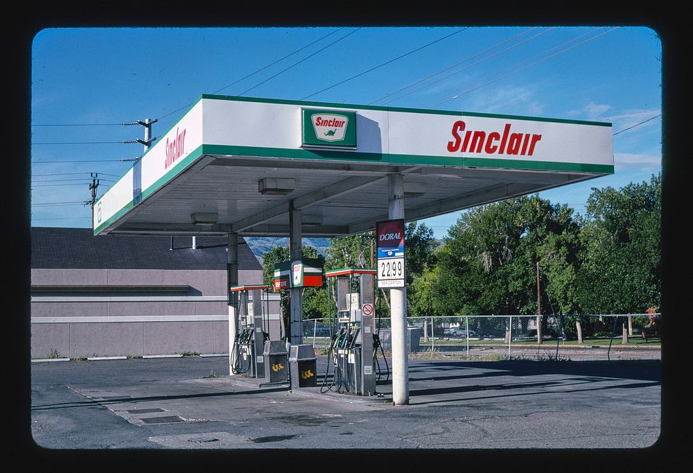 Sinclair Gas, Pocatello, Idaho (2004) photography in high resolution by John Margolies. Original from the Library of…