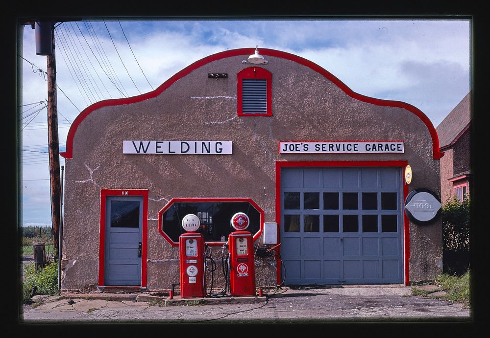 Joe's Service, Nashwauk, Minnesota (1980) photography in high resolution by John Margolies. Original from the Library of…