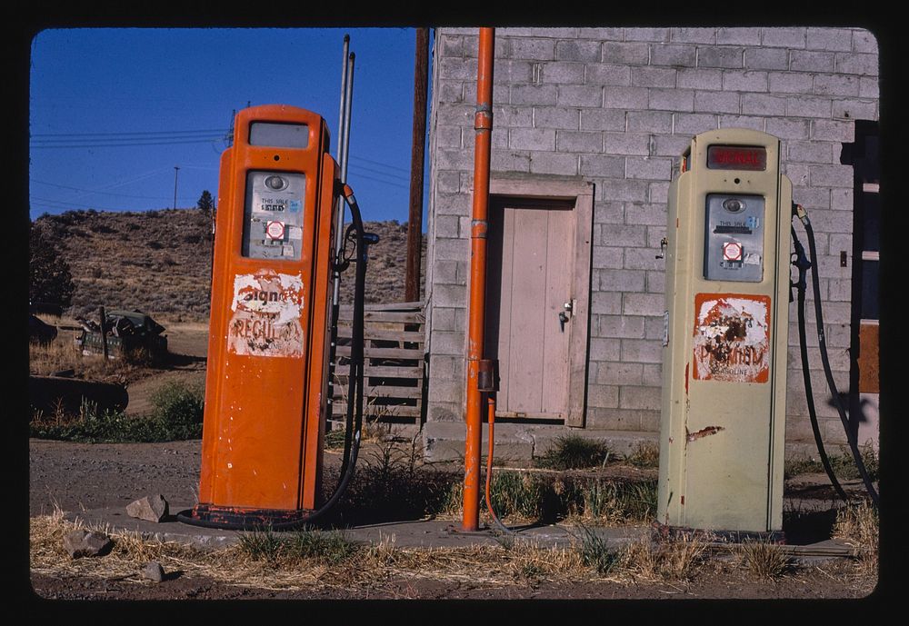 Signal gas pumps, Klamath Falls, Oregon (1987) photography in high resolution by John Margolies. Original from the Library…