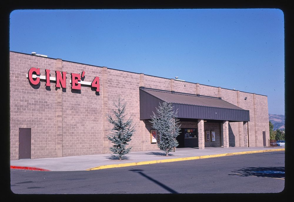 Cine 4, Medford, Oregon (1987) photography in high resolution by John Margolies. Original from the Library of Congress. 