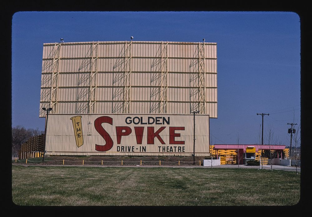 Golden Spike Drive-In, Omaha, Nebraska (1980) photography in high resolution by John Margolies. Original from the Library of…
