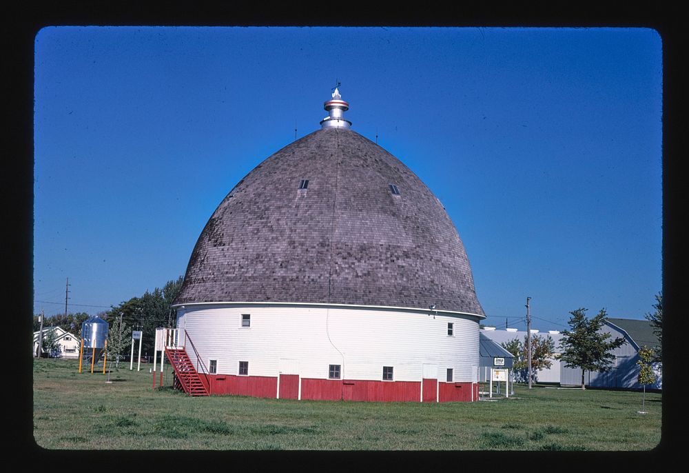 Round Barn, Le Mars, Iowa (1987) photography in high resolution by John Margolies. Original from the Library of Congress. 