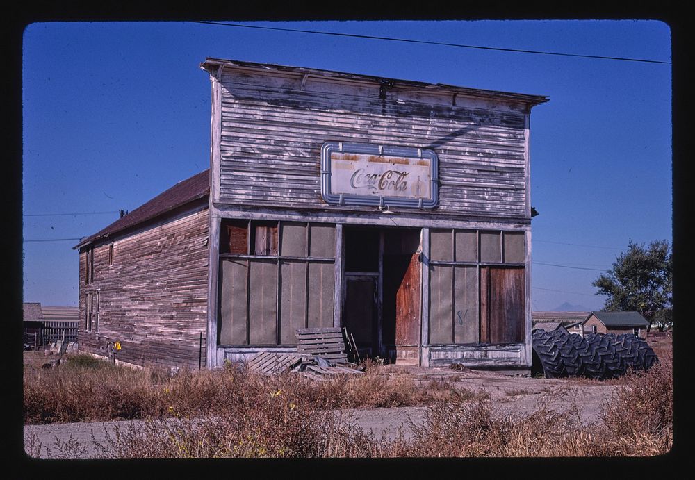 Cafe, Joplin, Montana (1987) photography in high resolution by John Margolies. Original from the Library of Congress. 
