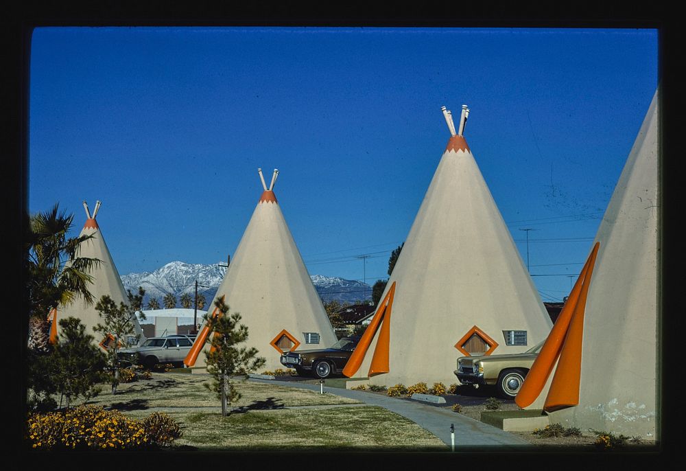 Wigwam Village Motel, Rialto, California (1977) photography in high resolution by John Margolies. Original from the Library…