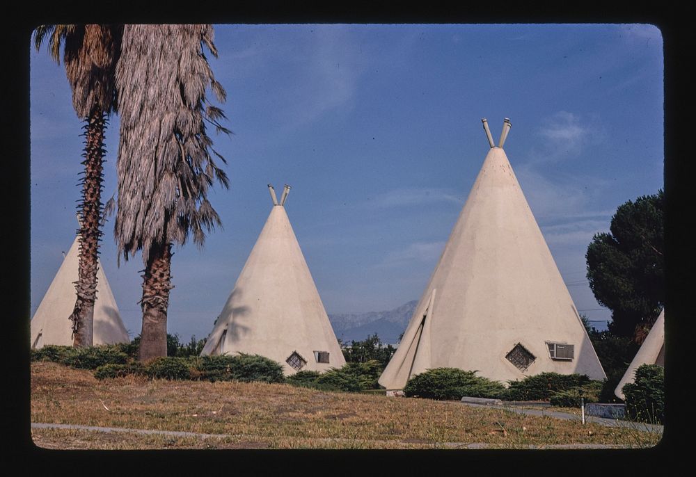 Wigwam Village Motel, Rialto, California (1991) photography in high resolution by John Margolies. Original from the Library…
