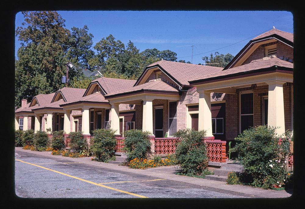 Bellair Motel, Hot Springs, Arkansas (1979) photography in high resolution by John Margolies. Original from the Library of…