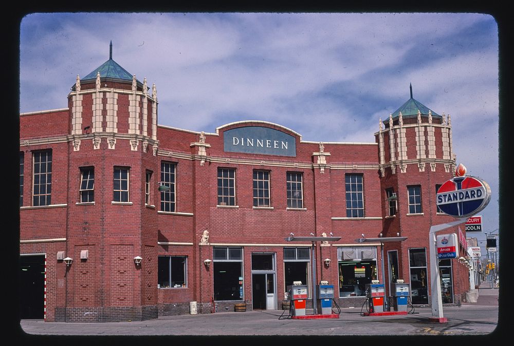 Dinneen Standard station, 16th Street, Cheyenne, Wyoming (1980) photography in high resolution by John Margolies. Original…