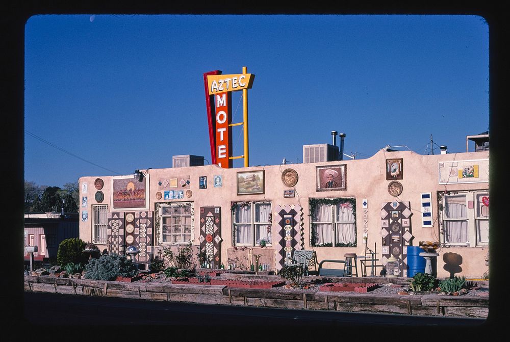 Aztec Motel, diagonal view 2, Route 66, Albuquerque, New Mexico (2003) photography in high resolution by John Margolies.…