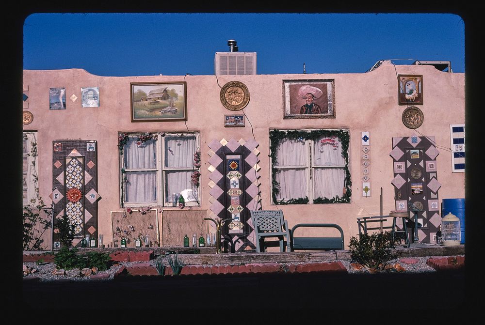 Aztec Motel, frontal close-up view, Route 66, Albuquerque, New Mexico (2001) photography in high resolution by John…