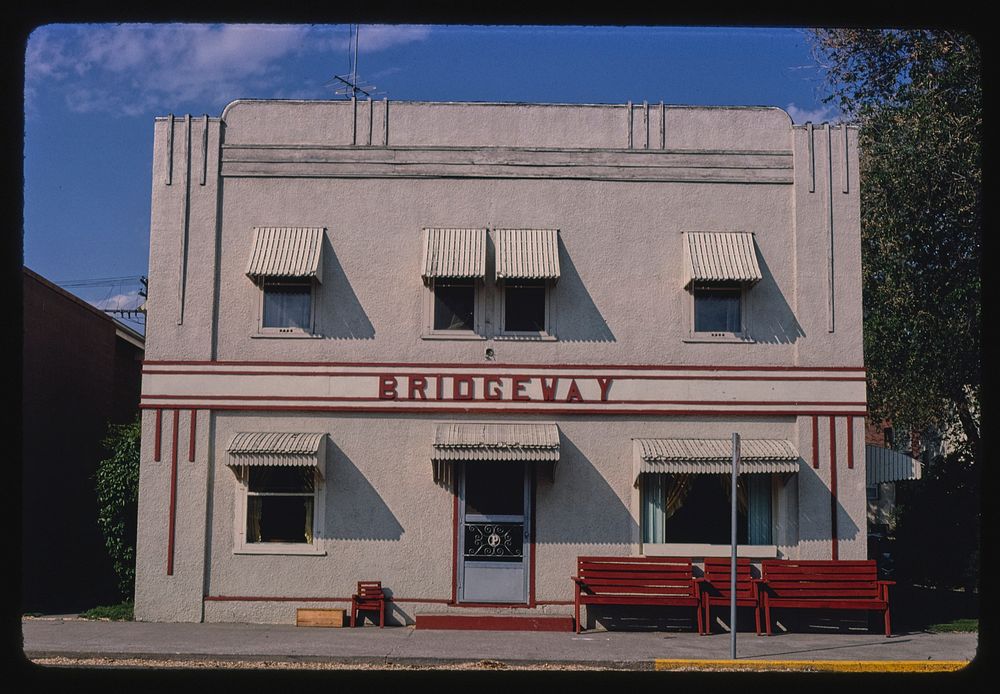 Bridgeway Hotel (1936), Peasant Drive, Pierre, South Dakota (1980) photography in high resolution by John Margolies.…