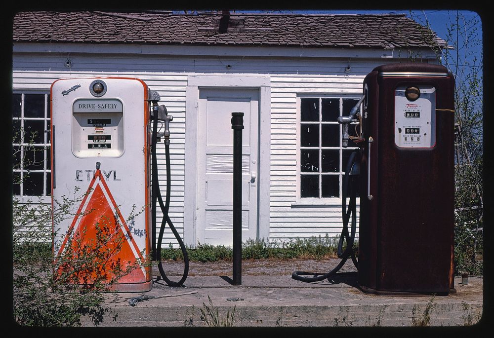 Penn Oil gas pumps, Route 6, Salem, Utah (1980) photography in high resolution by John Margolies. Original from the Library…