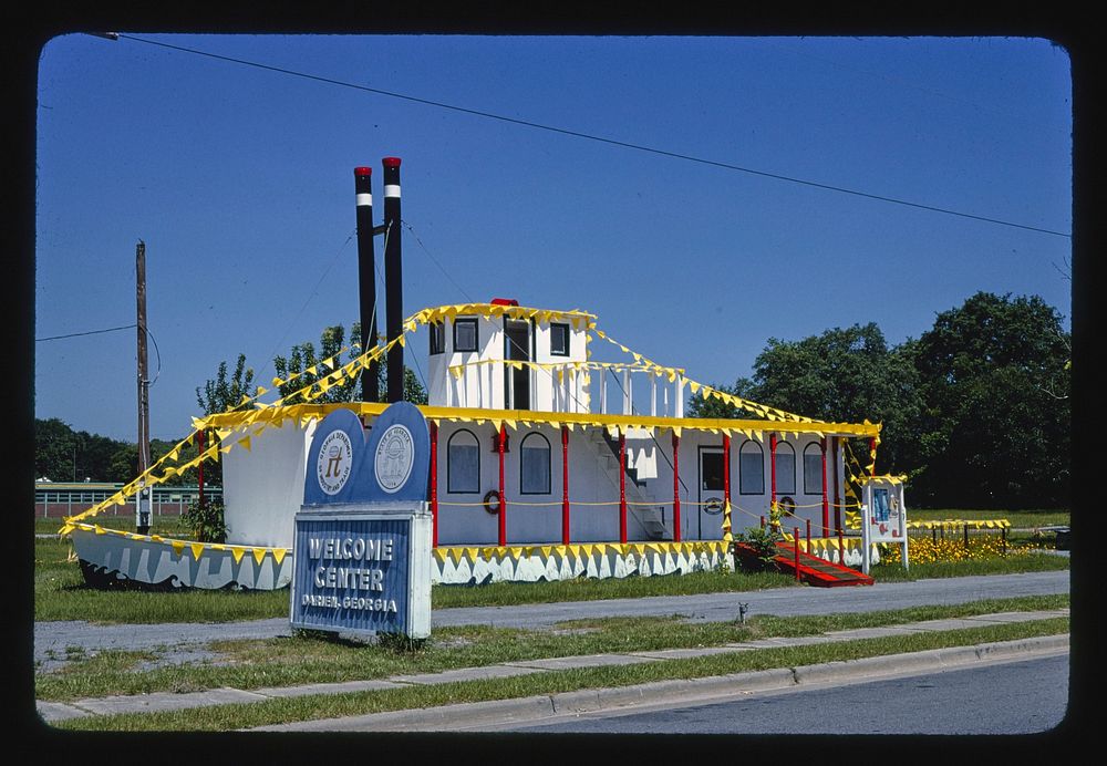 Welcome Center, Route 17, Darien, Georgia (1979) photography in high resolution by John Margolies. Original from the Library…