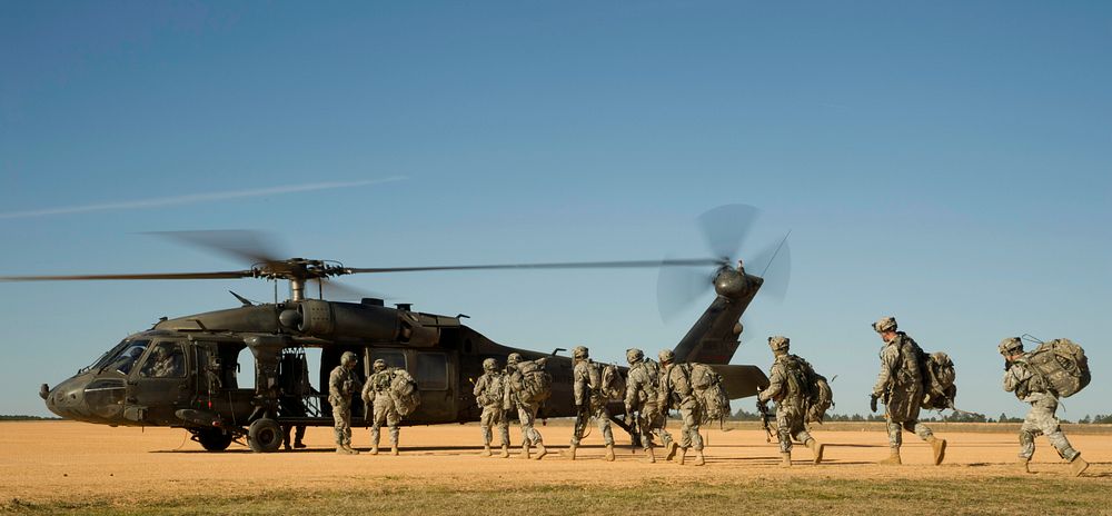 U.S. Soldiers approach a UH-60 Black Hawk helicopter near Geronimo Landing Zone during the Joint Readiness Training Center…