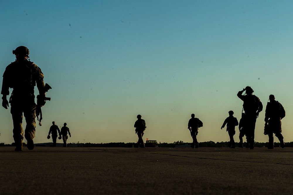 U.S. Soldiers with the 20th Special Forces Group walk on a flight line in Gulfport, Miss., May 5, 2014, during Emerald…