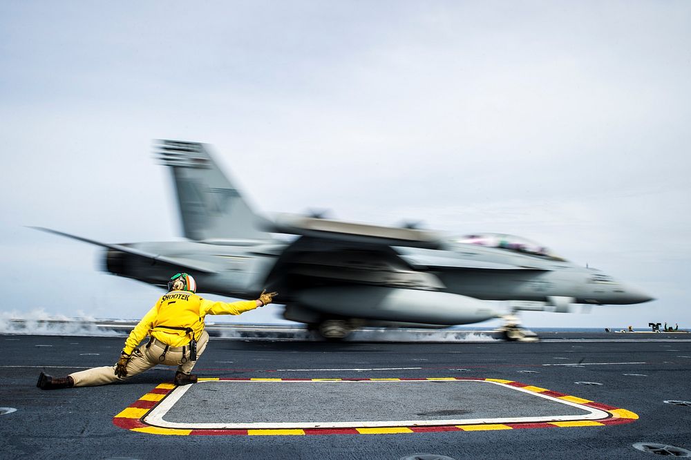 U.S. Navy Lt. Chris Denton, assigned to the aircraft carrier USS George Washington (CVN 73), gives the signal to launch an…