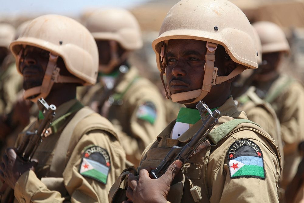 Soldiers belonging to the African Union Mission in Somalia (AMISOM) welcome the President of Somalia, Hassan Sheikh Mohamud…