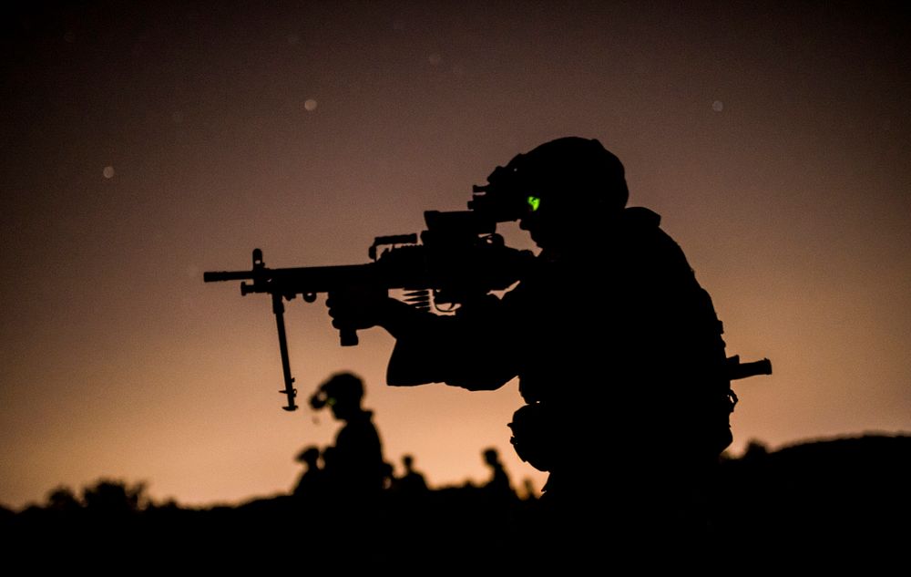 Light machine gun night fire