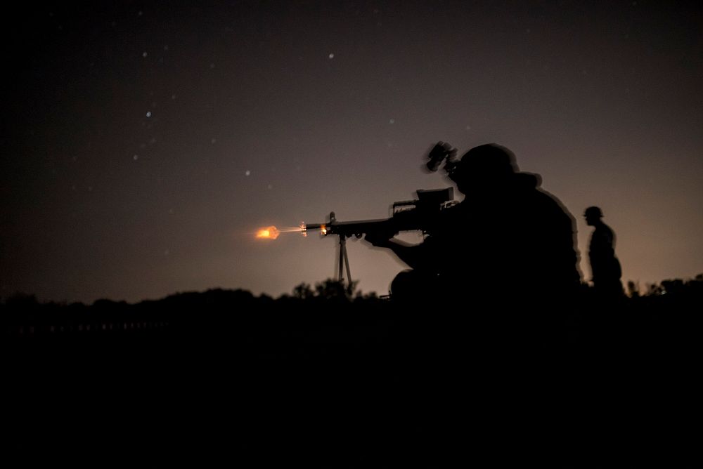 Light machine gun night fire