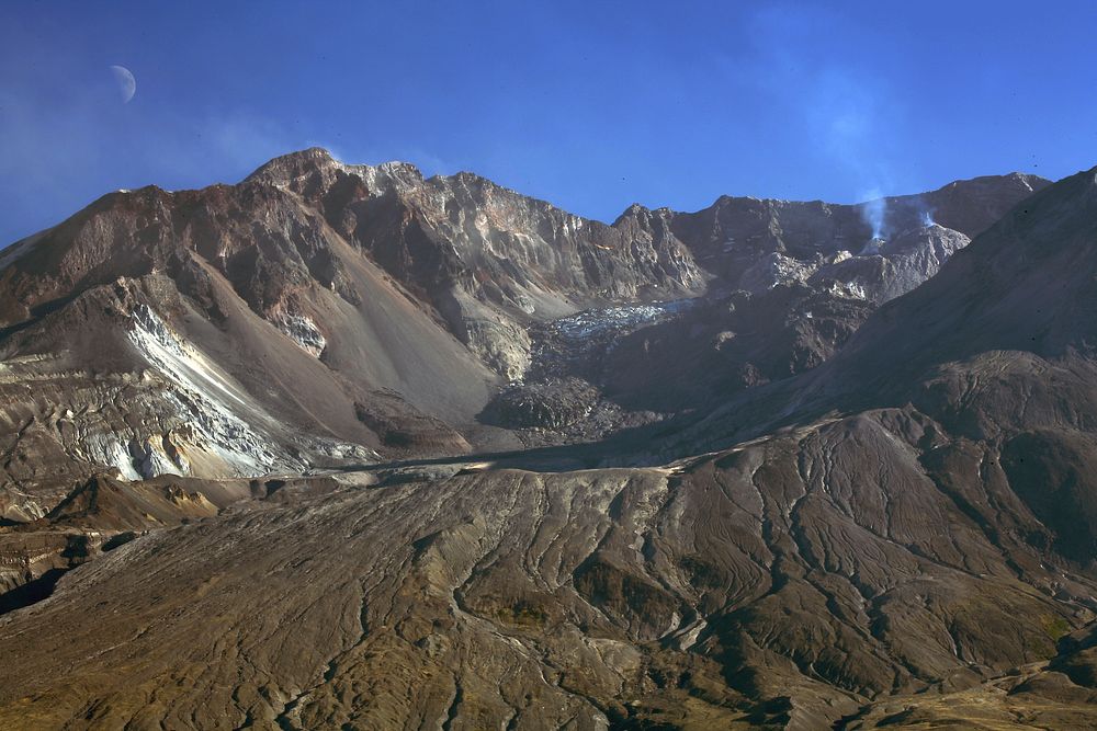 Mt St Helens Dome and Glacier-Gifford PinchotView of inner crater of Mt St Helens in the Mt St Helens National Volcanic…