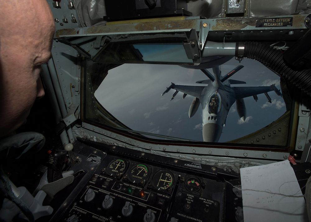 U.S. Air Force Master Sgt. Eric Jones, boom operator assigned to the 134th Air Refueling Wing, Tennessee Air National Guard…