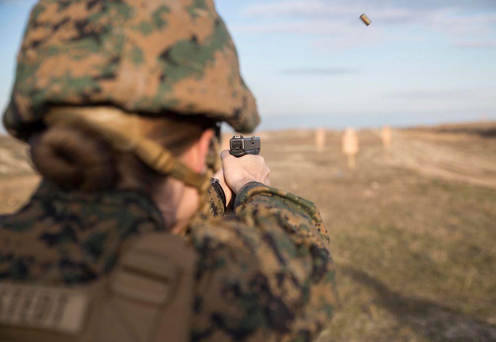 CAPU MIDIA, Romania— A U.S. Marine, assigned to the 24th Marine Expeditionary Unit (MEU), Female Engagement Team, fires a…