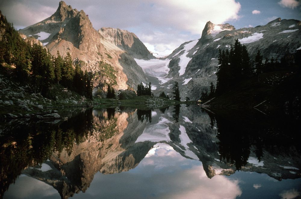 Alpine Lakes Wilderness, Okanogan-Wenatchee National Forest. Original public domain image from Flickr