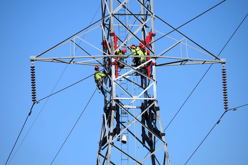 Upper great plains contracted with a company to use new lifting technology on 37 towers in summer and fail to ensure…