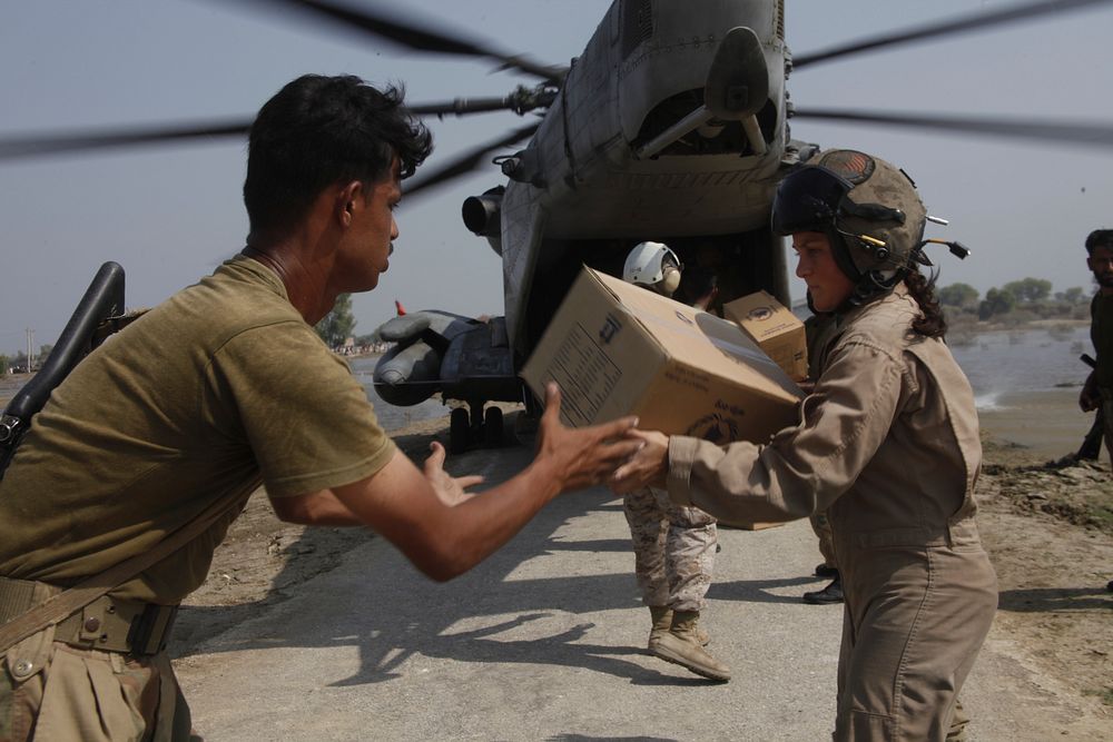 Marines deliver relief supplies to Pakistan