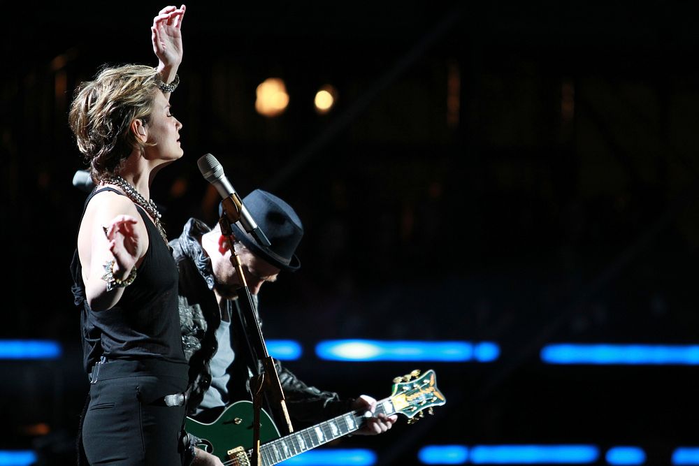 Sugarland performs for Marines