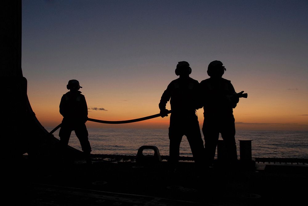 U.S. Sailors assigned to a fire fighting team aboard the guided missile frigate USS Ingraham (FFG 61) participate in an…