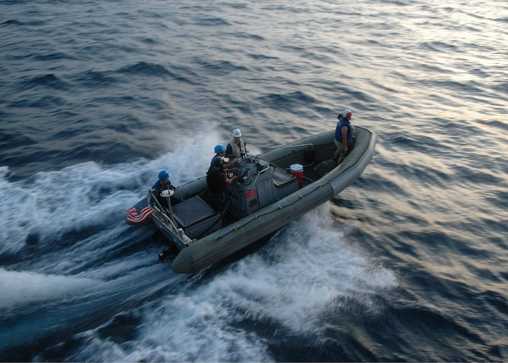 U.S. Sailors operate a rigid hull inflatable boat from the guided missile frigate USS Vandegrift (FFG 48) as part of a boat…