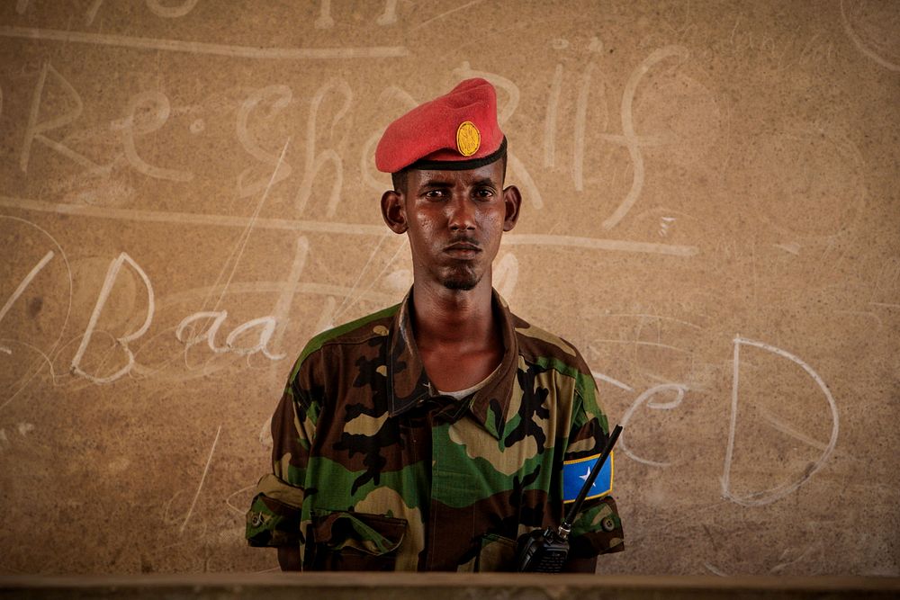 A soldier of the Somali National Army (SNA) stands during a graduation ceremony for platoon commanders and non-commissioned…