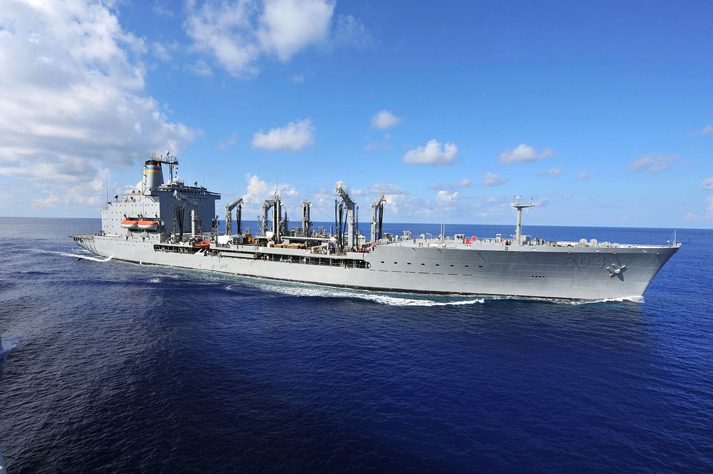 The underway replenishment oiler USNS Rappahannock (T-AO 204) prepares to pull alongside the command ship USS Blue Ridge…