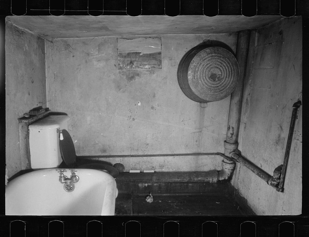Bathroom Van Horn Street, Cincinnati, Free Photo rawpixel