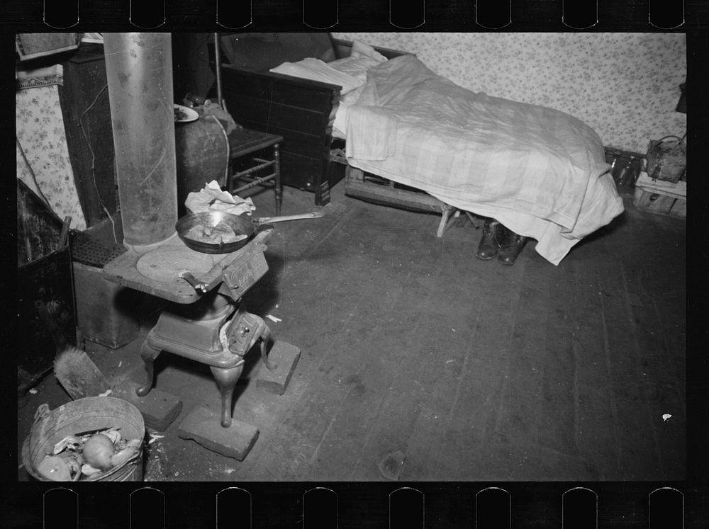 Room of white man, Hamilton County, Ohio. Sourced from the Library of Congress.