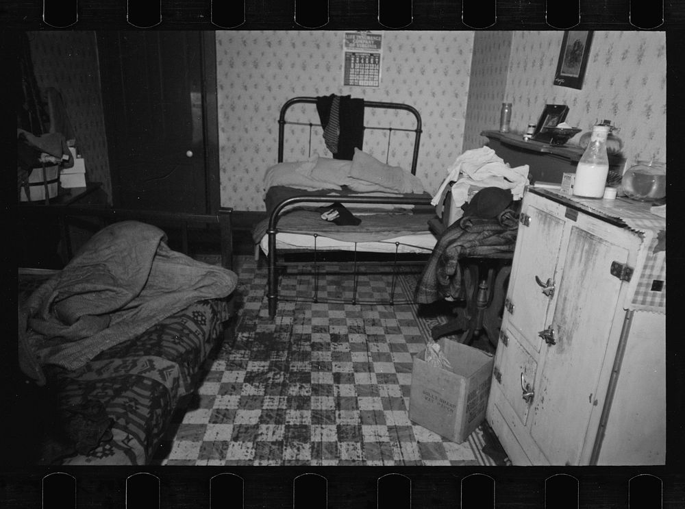 Kitchen and bedroom, Hamilton Co., Ohio. Sourced from the Library of Congress.