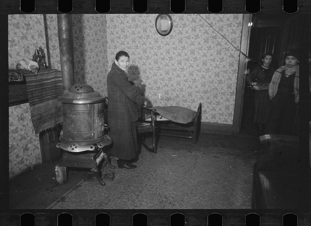 Bare room, white family, Hamilton Co., Ohio. Sourced from the Library of Congress.