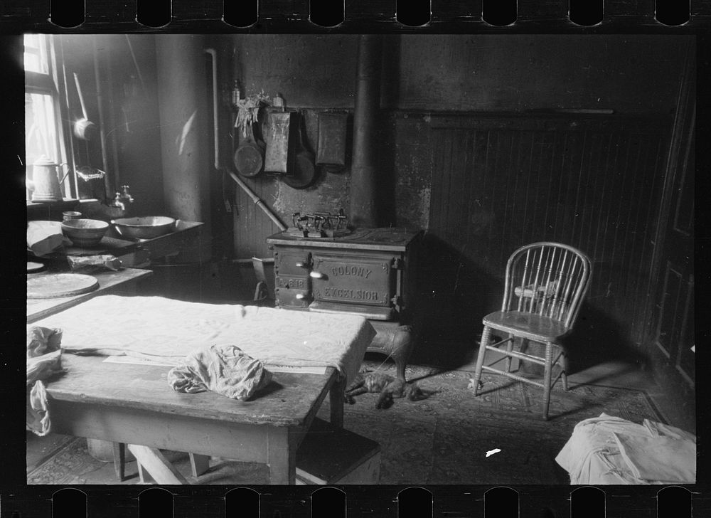 's kitchen, Washington, D.C. Kitchen in Negro home near Union Station. Sourced from the Library of Congress.