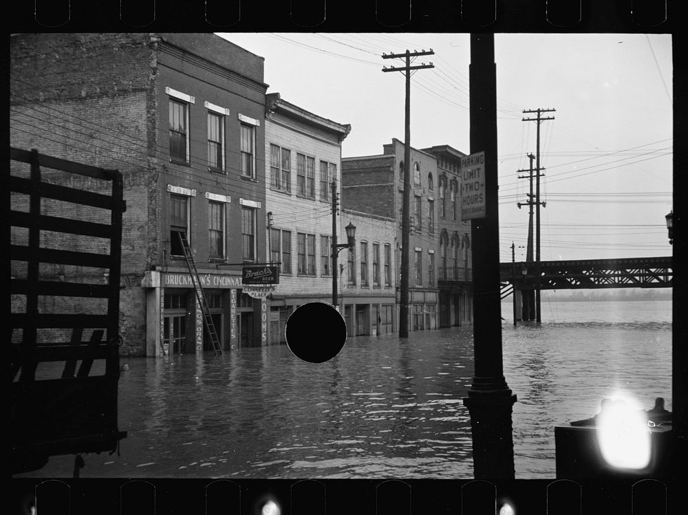 [Untitled photo, possibly related to: Ohio River in flood, Louisville, Kentucky]. Sourced from the Library of Congress.