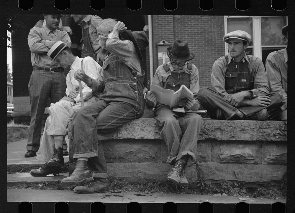Loafers' wall, by courthouse, Batesville, Arkansas. Sourced from the Library of Congress.